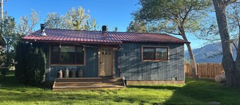 Fantastic 2-bedroom cottage in Gardnerville,NV. Just 20 minutes from Lake Tahoe.