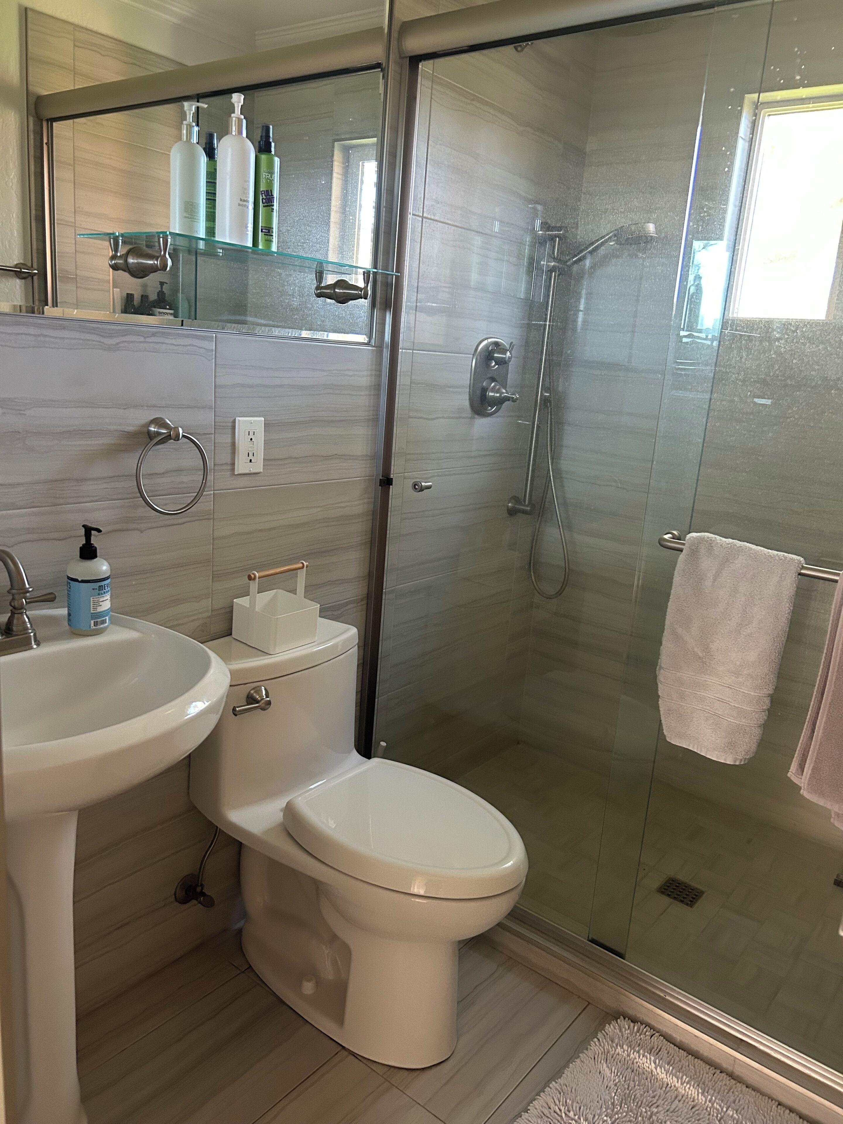 Serviettes fournies, savon, papier toilette