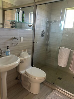 Towels, soap, toilet paper - Fantastic 2-bedroom cottage in Gardnerville,NV. Just 20 minutes from Lake Tahoe. (Gardnerville)