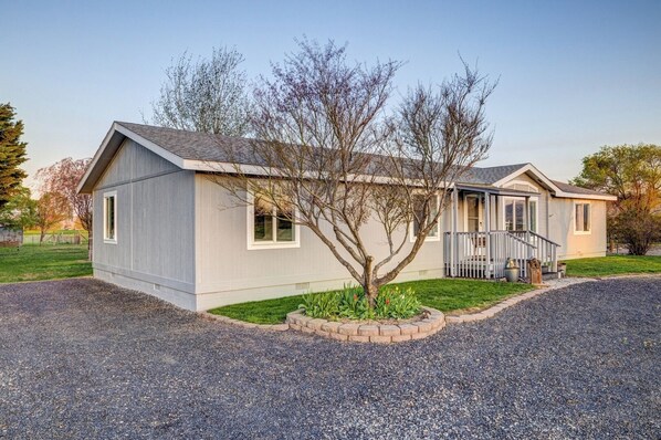 House (3 Bedrooms) | Front of property - 3BR Retreat in Prosser Perfect for Wine Lovers (Prosser)