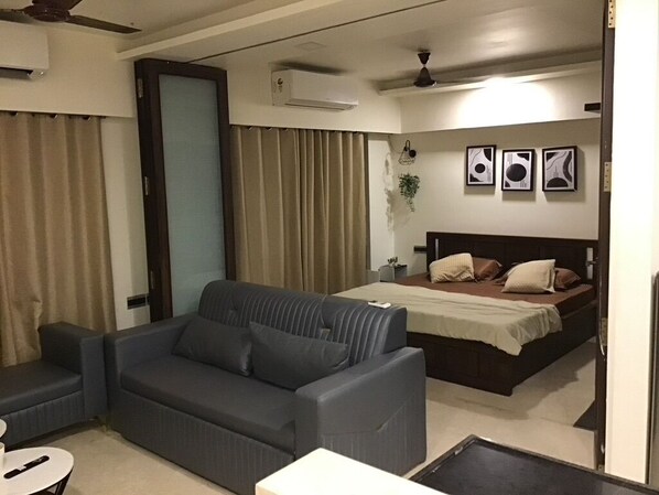Living area - Chic studio in gorgeous Mumbai, close to BKC with WiFi, AC (Mumbai)