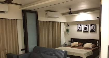 Chic studio in gorgeous Mumbai, close to BKC with WiFi, AC