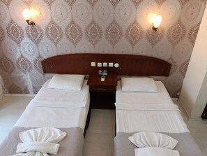 스탠다드 더블룸 또는 트윈룸, 수영장 전망 | 책상, 노트북 작업 공간