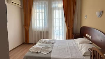 Escritorio y espacio para trabajar con laptop