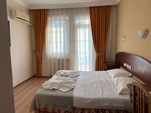 Standard dubbelrum eller tvåbäddsrum - utsikt mot poolen | Skrivbord och arbetsyta för laptop