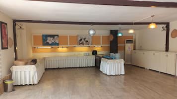 Desayuno buffet diario (TRY 250 por persona)