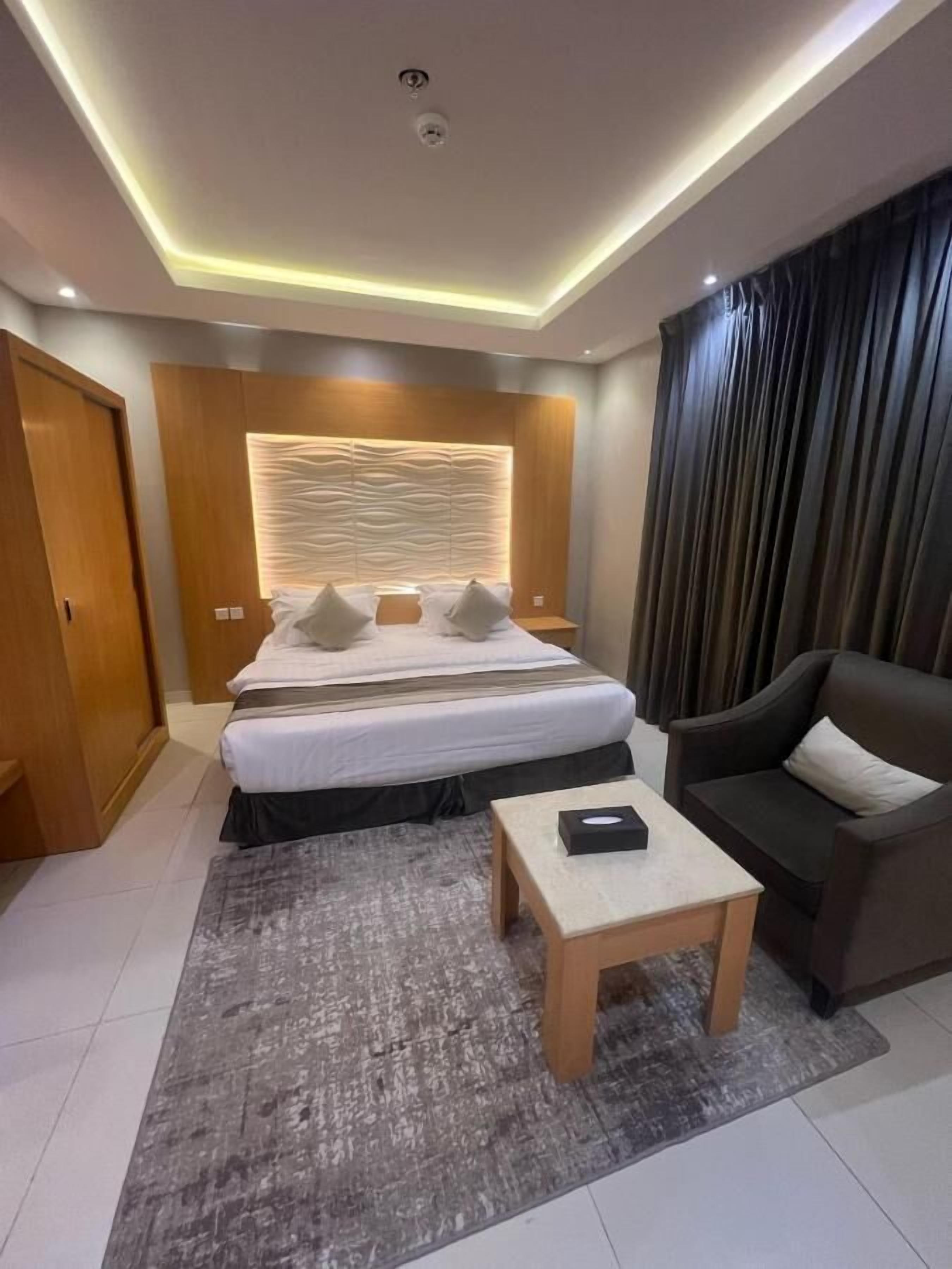 Skrivebord, blendingsgardiner, strykejern/-brett og wi-fi (inkludert)