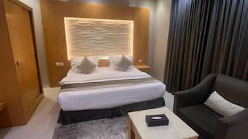 Een bureau, verduisterende gordijnen, een strijkplank/strijkijzer