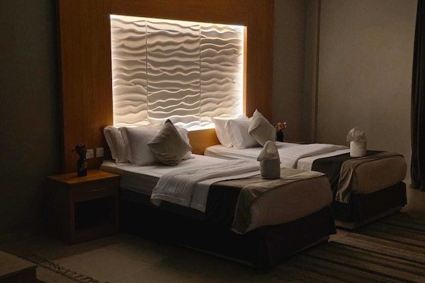 Camera Superior con letto matrimoniale o 2 letti singoli | Una scrivania, tende oscuranti, ferro/asse da stiro, Wi-Fi gratuito