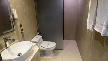 Een douche, pantoffels, handdoeken, zeep