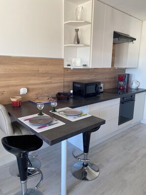 Réfrigérateur, un four, surface de cuisson, lave-vaisselle