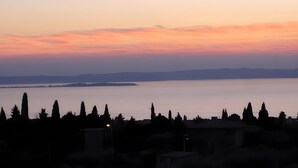 A coastal landscape with a view of the sea and distant hills. - Vacation apartment Lake Garda Cavaion Bardolino with pool (Cavaion)