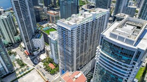 A high-rise urban area with modern architecture, including a mix of residential and commercial buildings. - City-View Retreat in Brickell 2BR + Free Parking (Miami)