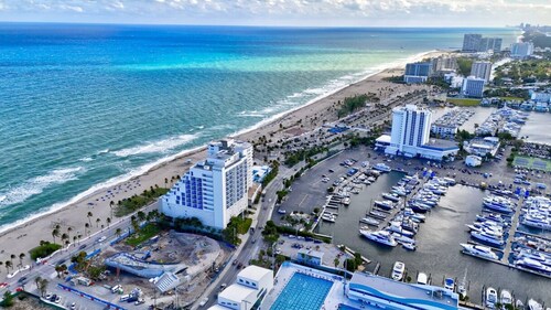 Studio off Las Olas- Steps to the Beach