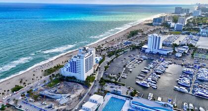 Studio off Las Olas- Steps to the Beach
