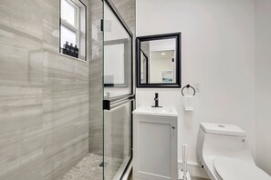 Estúdio econômico, 1 cama King, para não fumantes, varanda | Banheiro | Chuveiro, produtos de toalete grátis, secador de cabelo 