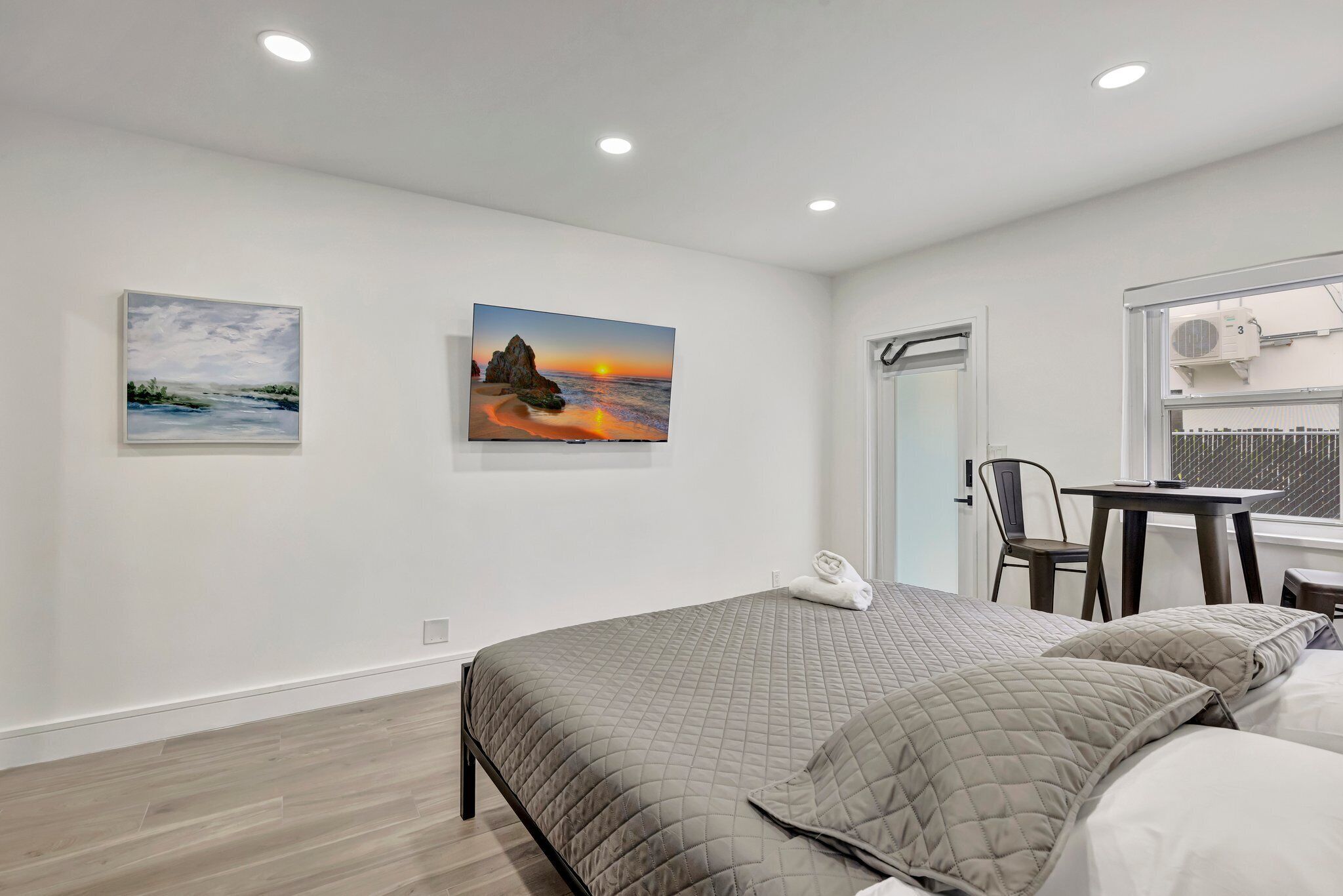 Economy studio, 1 kingsize bed, niet-roken, patio | Een laptopwerkplek, een strijkplank/strijkijzer, gratis wifi