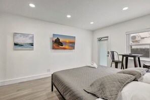 Espacio para trabajar con laptop y tabla de planchar con plancha 