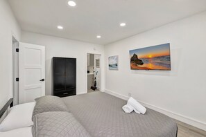 Estúdio econômico, 1 cama King, para não fumantes, varanda | Espaço de trabalho para notebook, ferros/tábuas de passar roupa