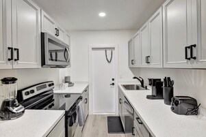 Refrigerador con freezer, microondas, horno, placa de cocina