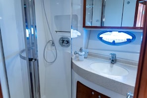 Dusche, Handtücher, Seife, Toilettenpapier