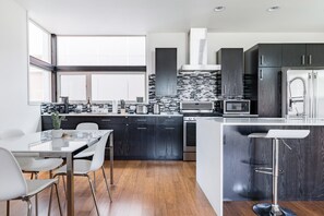 Fridge, microwave, oven, stovetop - Chic Pet-Friendly Seattle Escape with City Skyline Views (Seattle)