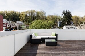 Property grounds - Chic Pet-Friendly Seattle Escape with City Skyline Views (Seattle)