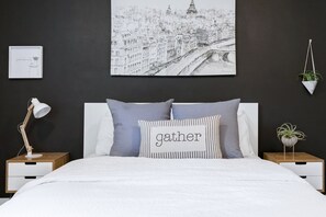 3 bedrooms, desk, iron/ironing board, travel cot - Chic Pet-Friendly Seattle Escape with City Skyline Views (Seattle)