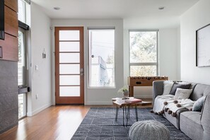 Smart TV, fireplace, table football, computer monitors - Chic Pet-Friendly Seattle Escape with City Skyline Views (Seattle)