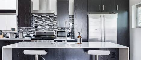 冷蔵庫、電子レンジ、オーブン、コンロ