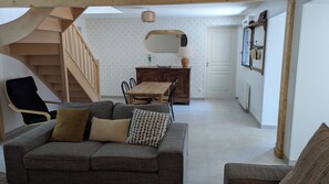 Téléviseur connecté, foyer, livres, sélection de musique