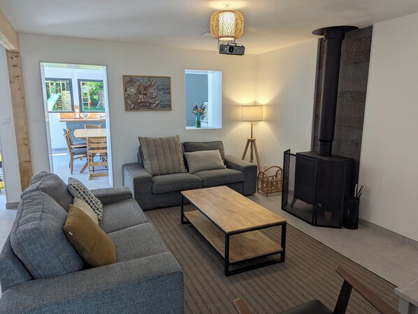 Téléviseur connecté, foyer, livres, sélection de musique