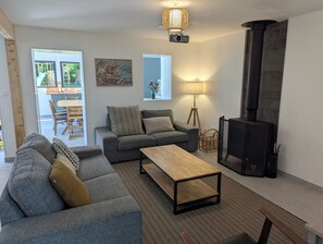 Smart TV, fireplace, books, music library