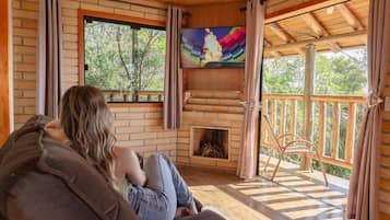 Cabaña Deluxe, vistas a la colina | Zona de estar | Una televisión de pantalla plana
