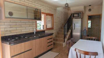 Geladeira grande, micro-ondas, fogão, cooktop