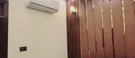 Deluxe Double Room | Soundproofing, iron/ironing board, free WiFi