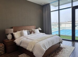 Memory-foam beds, desk, laptop workspace, iron/ironing board - EC Holiday Homes Dubai Al Furjan (Dubai)