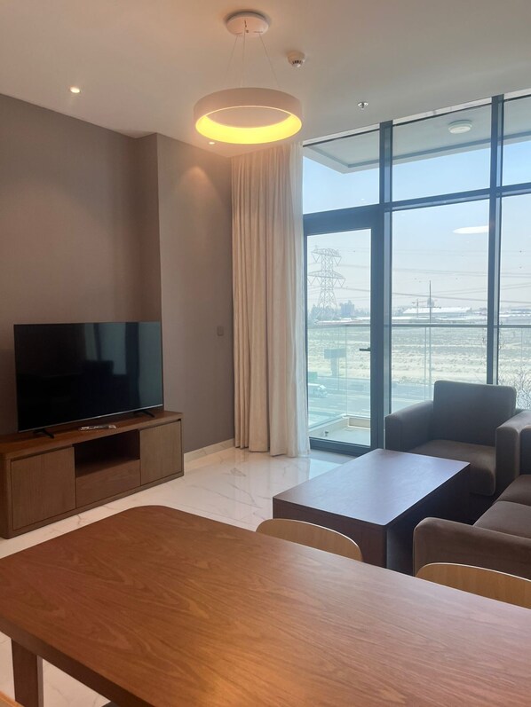 One-Bedroom Deluxe Apartment | Dining room