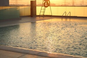 Una piscina al aire libre