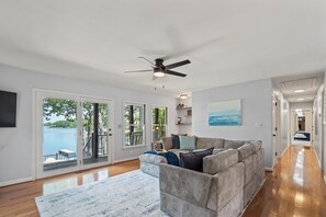 Smart TV, mesa de ping pong, libros