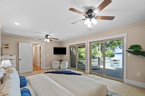 5 habitaciones, escritorio y tabla de planchar con plancha 