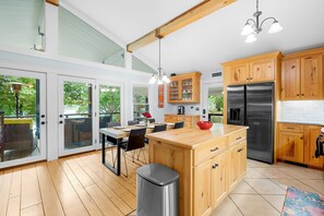 Fridge, microwave, oven, stovetop - Massive Dock • Firepit • Kayaks • Ping Pong (Mooresville)