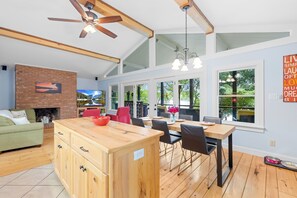 Dining - Massive Dock • Firepit • Kayaks • Ping Pong (Mooresville)