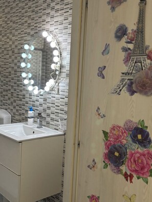 Shower, bidet, towels, toilet paper