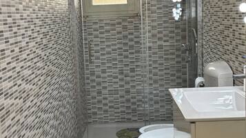 Douche, bidet, serviettes fournies, papier toilette