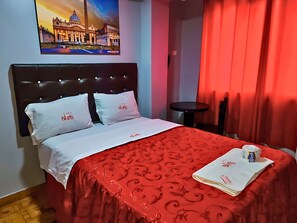 Egyptian cotton sheets, premium bedding, down duvets, memory-foam beds - HOSTAL PARIS 1 (Lima)