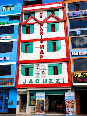 A building with a sign for 'HSP&M PARIS&M' and 'JACUZZI' on the facade. - HOSTAL PARIS 1 (Lima)
