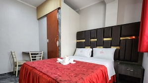 A hotel room with a bed, a desk, and a chair. - HOSTAL PARIS 1 (Lima)