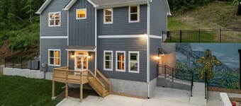 Pop Art on Hedgewood 4BR Game Room Hot Tub Screened Porch 3 Min to Downtown