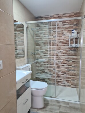 Ducha, secador de pelo, toallas, jabón